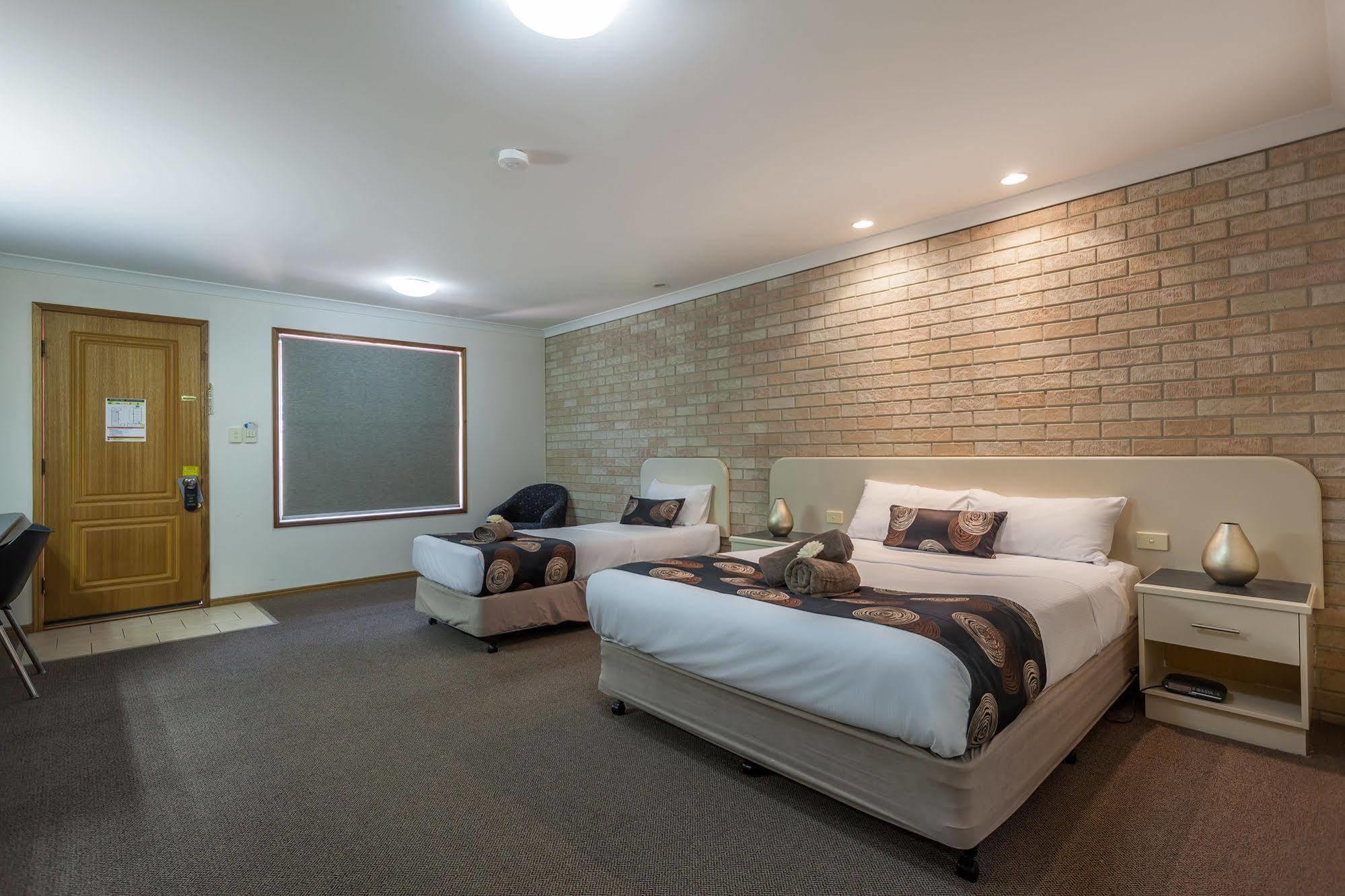 טוומבה Clifford Gardens Motor Inn מראה חיצוני תמונה