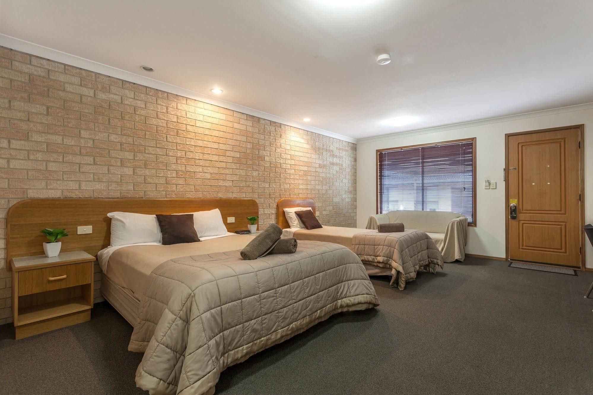 טוומבה Clifford Gardens Motor Inn מראה חיצוני תמונה