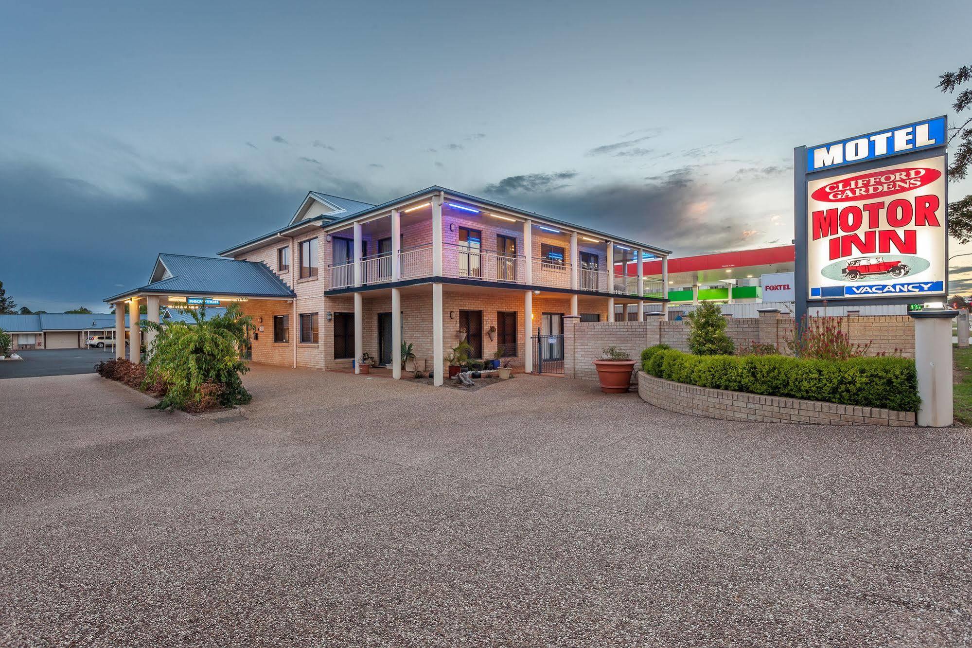 טוומבה Clifford Gardens Motor Inn מראה חיצוני תמונה