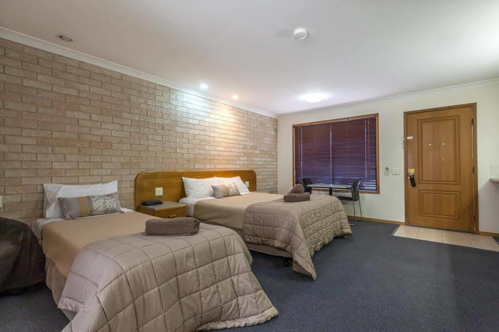טוומבה Clifford Gardens Motor Inn מראה חיצוני תמונה