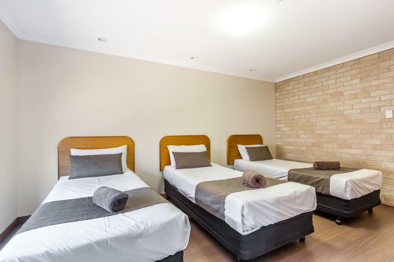 טוומבה Clifford Gardens Motor Inn מראה חיצוני תמונה